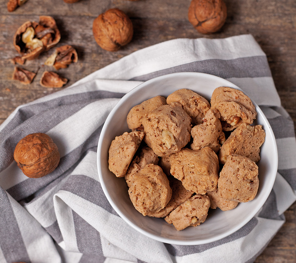 scodella con biscotti alle noci - Coculis